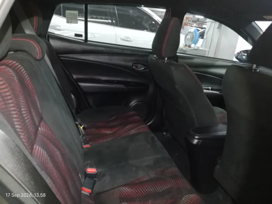 Foto Mobil Bekas Kabin Belakang Toyota Yaris 1.5 S tahun 2021