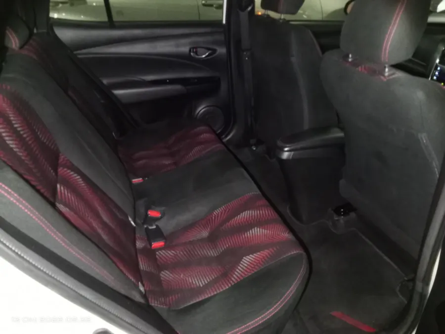 Foto Mobil Bekas Kabin Belakang Toyota Yaris 1.5 S tahun 2021