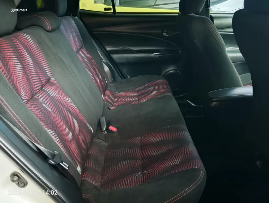 Foto Mobil Bekas Kabin Belakang Toyota Yaris 1.5 S tahun 2021