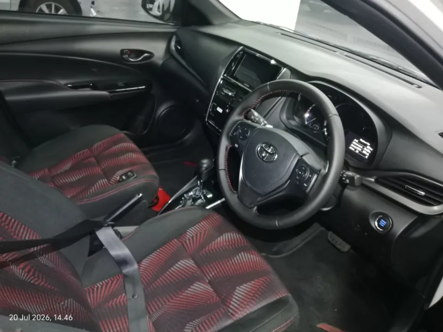 Foto Mobil Bekas Kabin Depan Toyota Yaris 1.5 S tahun 2021