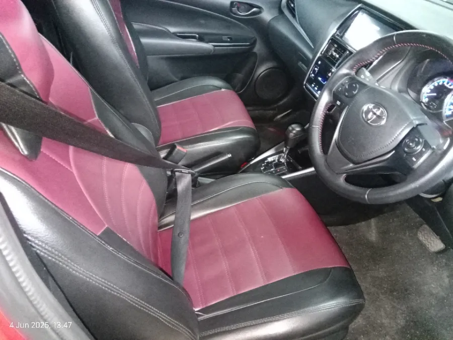 Foto Mobil Bekas Kabin Depan Toyota Yaris 1.5 S tahun 2021