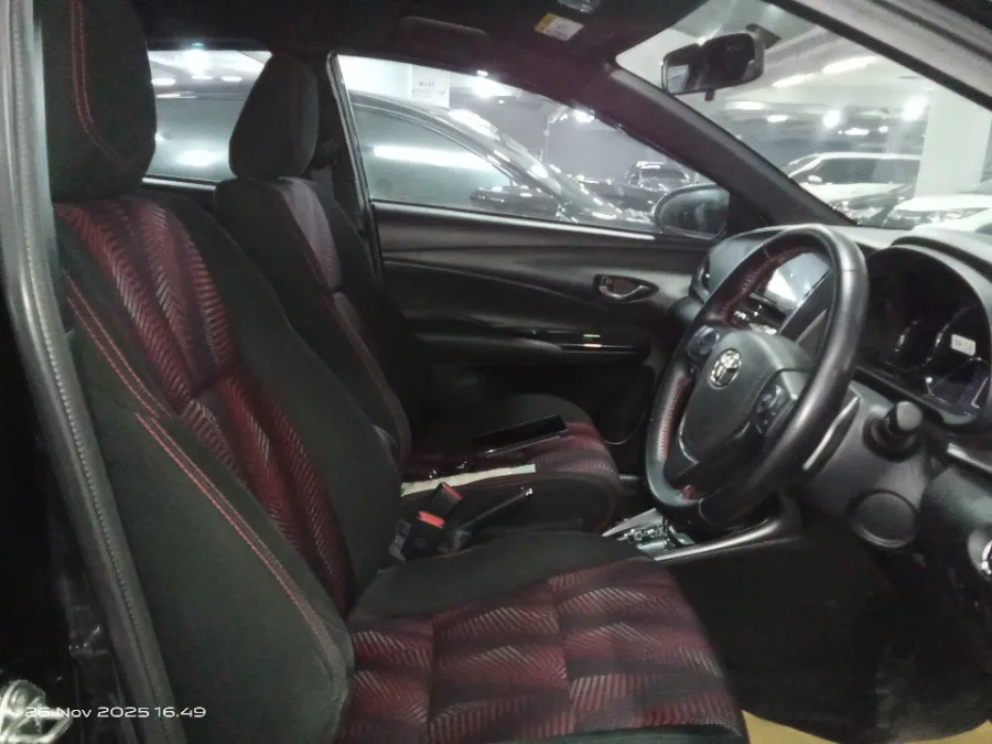 Foto Mobil Bekas Kabin Depan Toyota Yaris 1.5 S tahun 2021