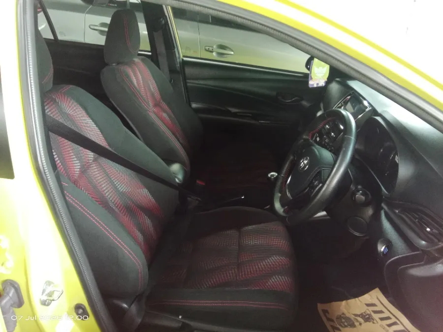 Foto Mobil Bekas Kabin Depan Toyota Yaris 1.5 S tahun 2021