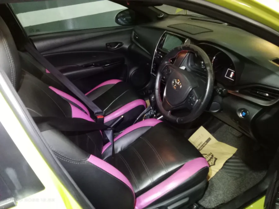 Foto Mobil Bekas Kabin Depan Toyota Yaris 1.5 S tahun 2021