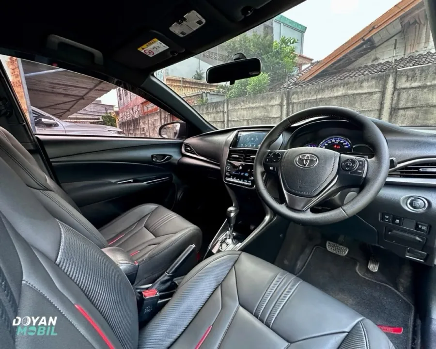 Foto Mobil Bekas Kabin Depan Toyota Yaris 1.5 S tahun 2021