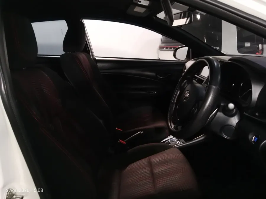 Foto Mobil Bekas Kabin Depan Toyota Yaris 1.5 S tahun 2021