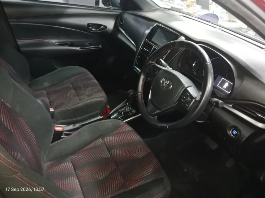 Foto Mobil Bekas Kabin Depan Toyota Yaris 1.5 S tahun 2021