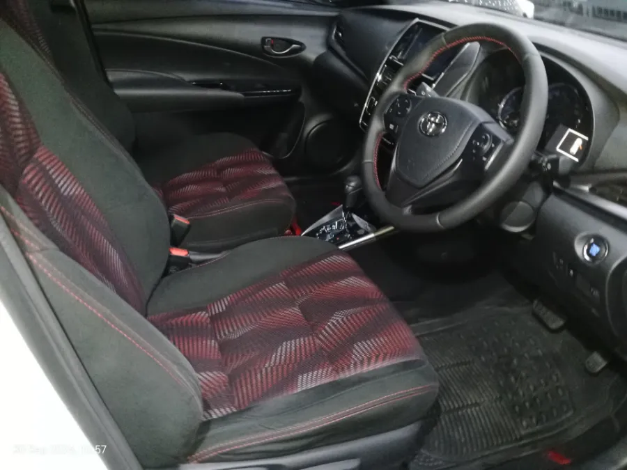 Foto Mobil Bekas Kabin Depan Toyota Yaris 1.5 S tahun 2021