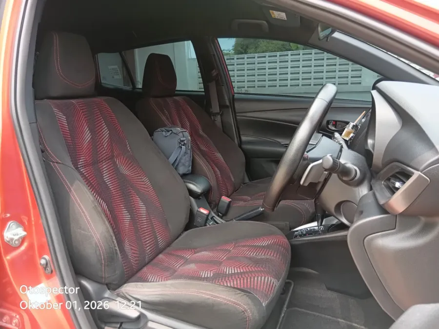 Foto Mobil Bekas Kabin Depan Toyota Yaris 1.5 S tahun 2021