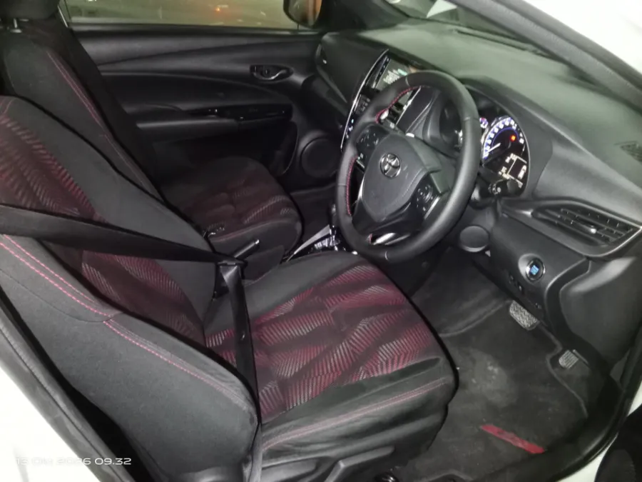 Foto Mobil Bekas Kabin Depan Toyota Yaris 1.5 S tahun 2021