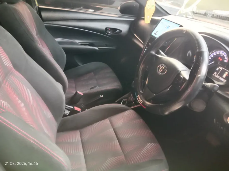 Foto Mobil Bekas Kabin Depan Toyota Yaris 1.5 S tahun 2021
