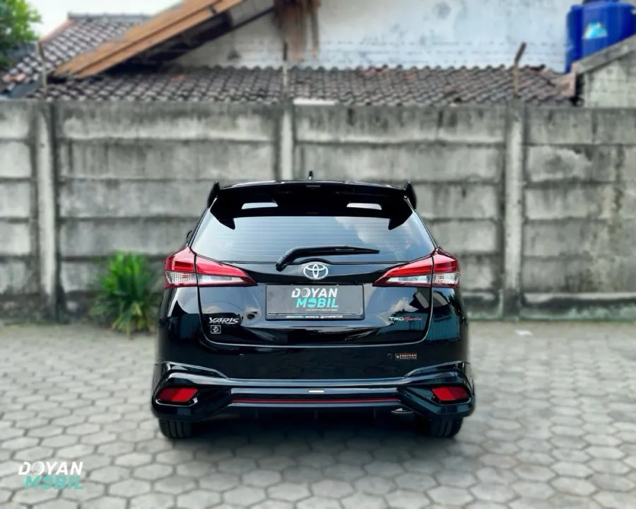 Foto Mobil Bekas Tampak Belakang Toyota Yaris 1.5 S tahun 2021