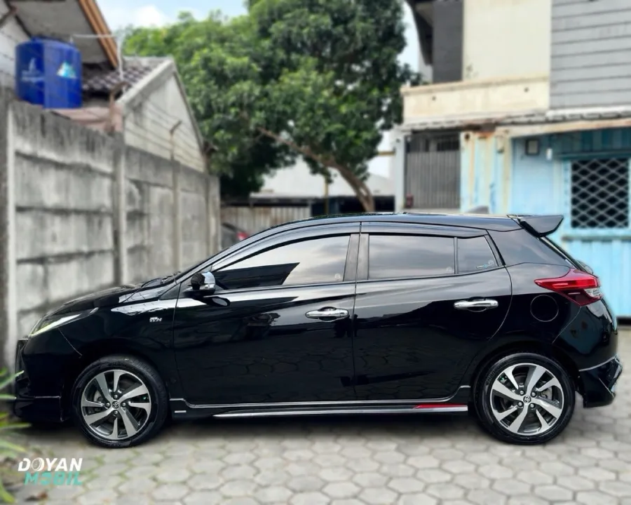 Foto Mobil Bekas Tampak Samping Toyota Yaris 1.5 S tahun 2021