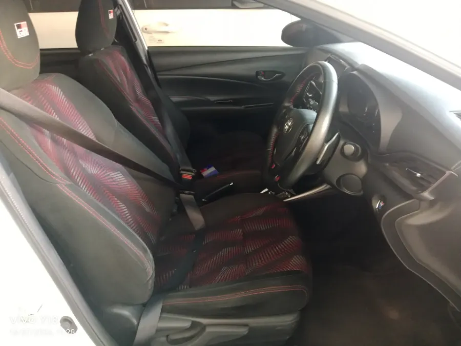 Foto Mobil Bekas Kabin Depan Toyota Yaris 1.5 S tahun 2022