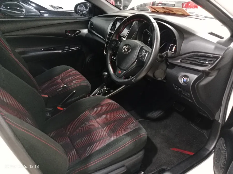 Foto Mobil Bekas Kabin Depan Toyota Yaris 1.5 S tahun 2022