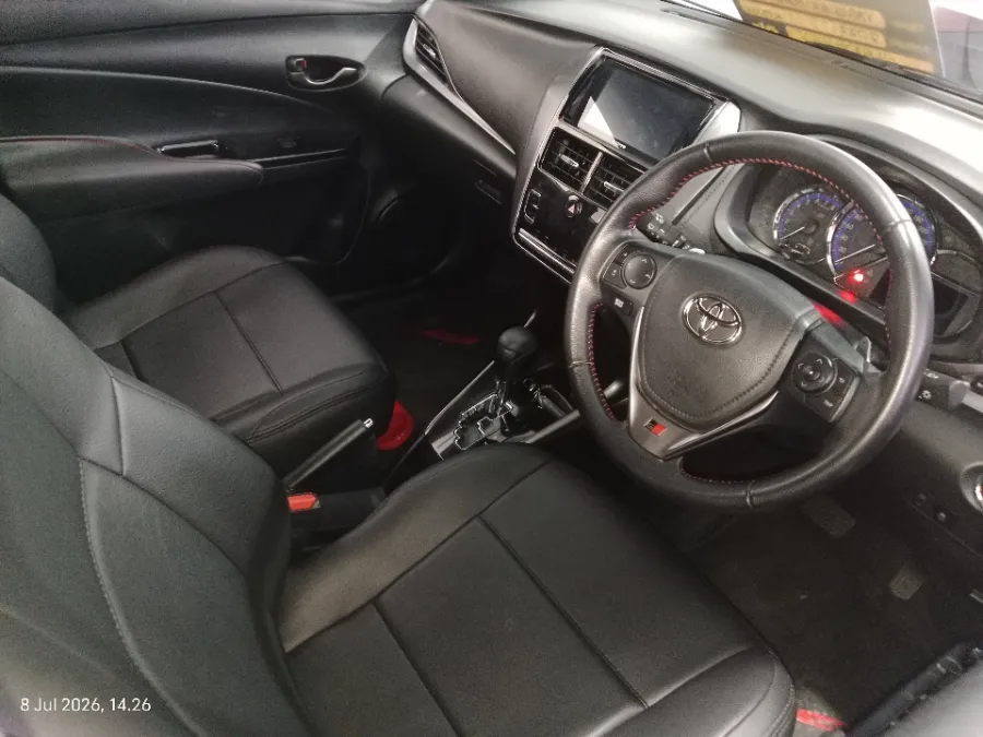 Foto Mobil Bekas Kabin Depan Toyota Yaris 1.5 S tahun 2022