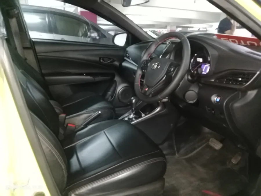 Foto Mobil Bekas Kabin Depan Toyota Yaris 1.5 S tahun 2022