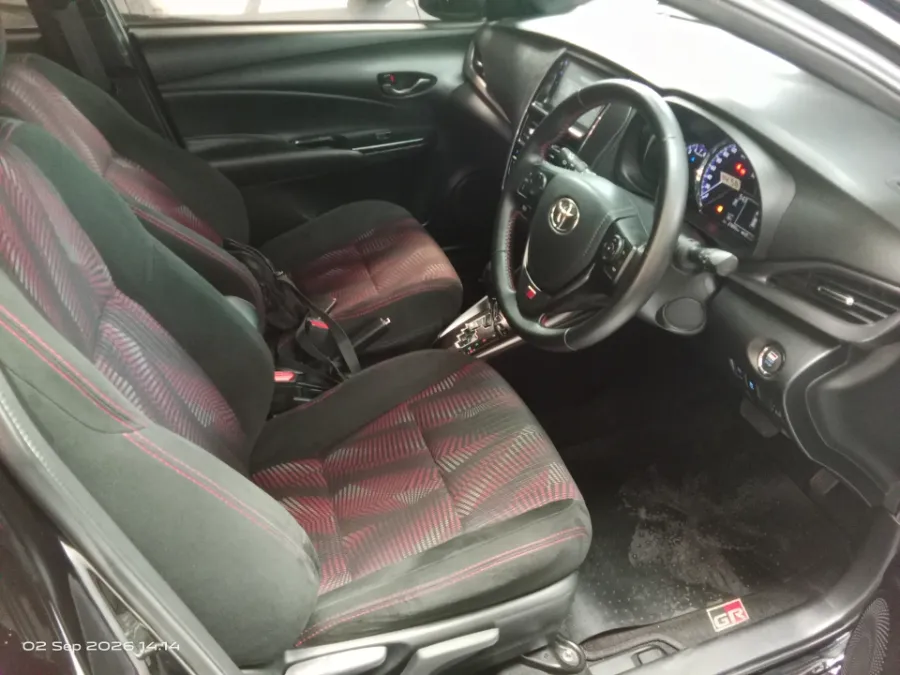 Foto Mobil Bekas Kabin Depan Toyota Yaris 1.5 S tahun 2022