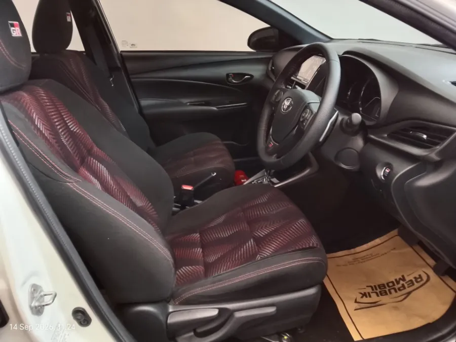 Foto Mobil Bekas Kabin Depan Toyota Yaris 1.5 S tahun 2022