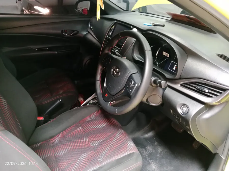 Foto Mobil Bekas Kabin Depan Toyota Yaris 1.5 S tahun 2022
