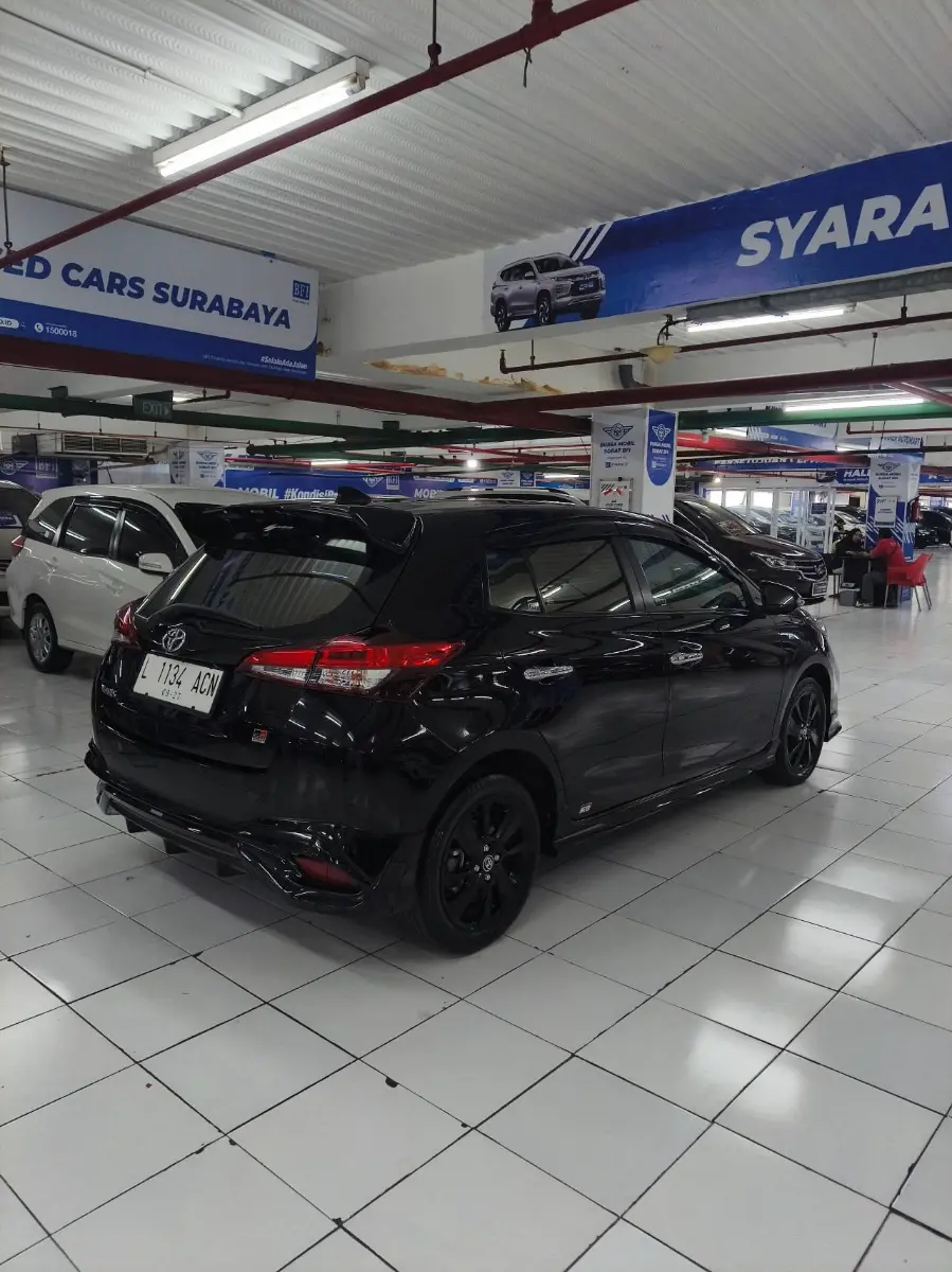 Foto Mobil Bekas Tampak Samping Toyota Yaris 1.5 S tahun 2022