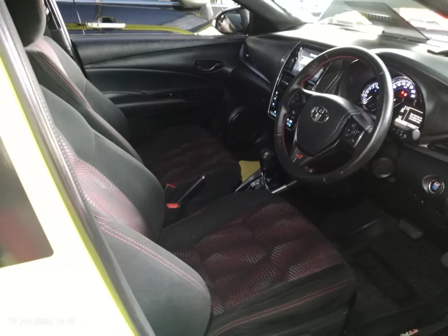 Foto Mobil Bekas Kabin Depan Toyota Yaris 1.5 S tahun 2023