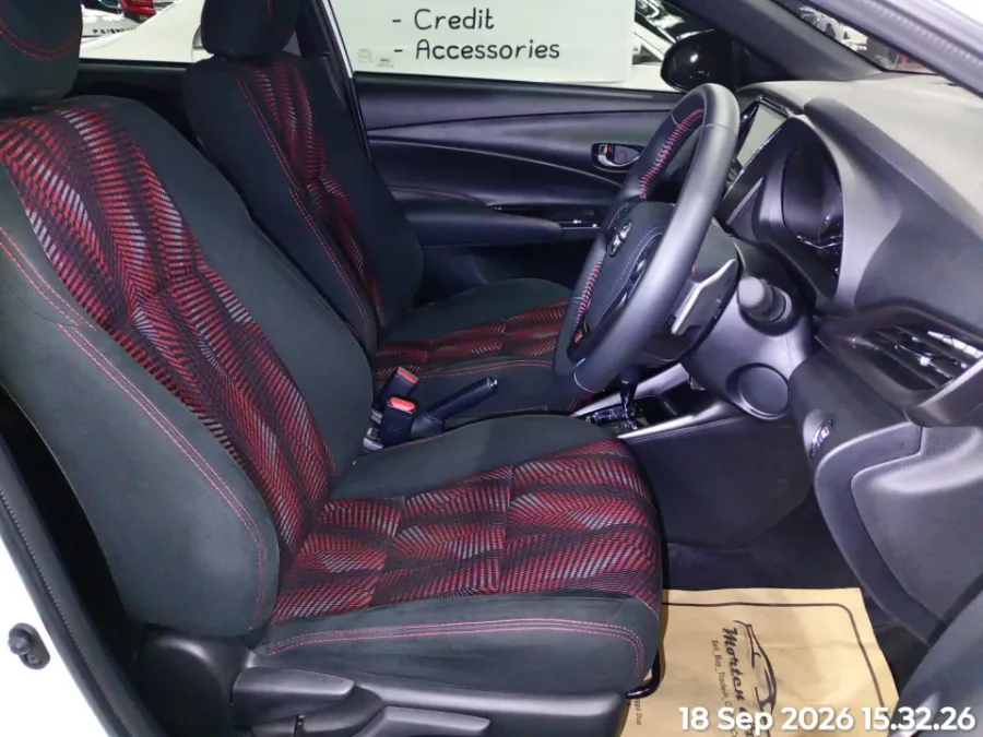 Foto Mobil Bekas Kabin Depan Toyota Yaris 1.5 S tahun 2023