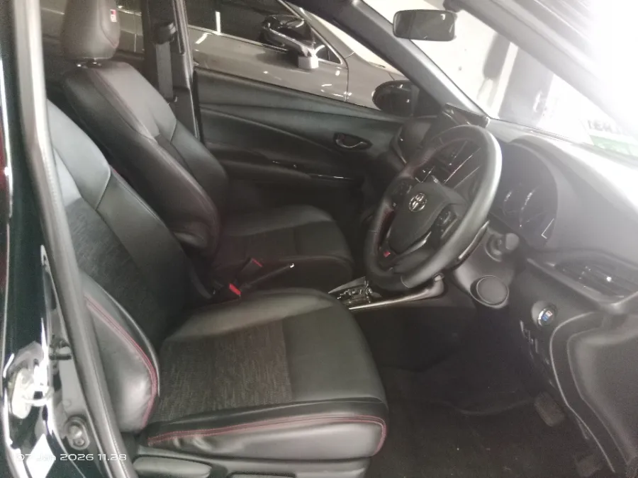 Foto Mobil Bekas Kabin Depan Toyota Yaris 1.5 S tahun 2024