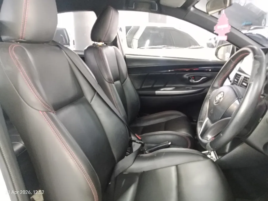 Foto Mobil Bekas Kabin Depan Toyota Yaris 1.5 TRD Sportivo tahun 2017