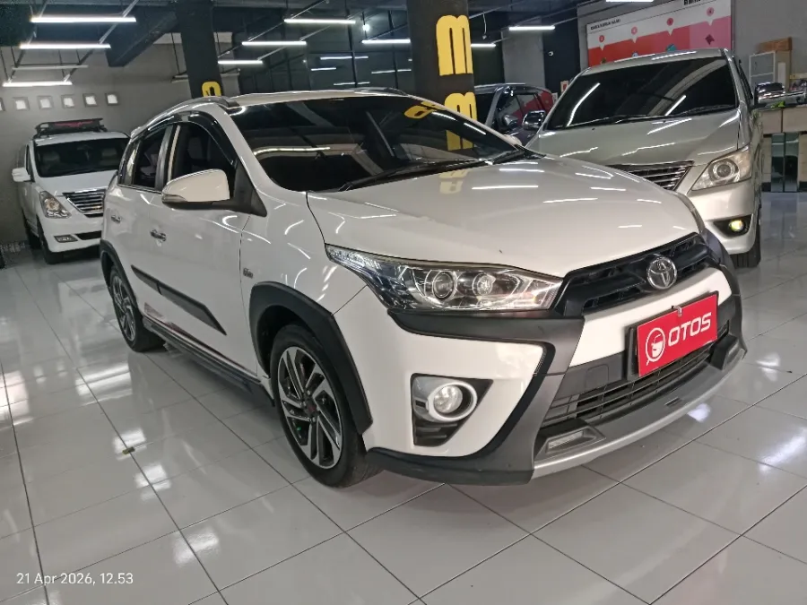 Foto Mobil Bekas Kanan Depan Toyota Yaris 1.5 TRD Sportivo tahun 2017