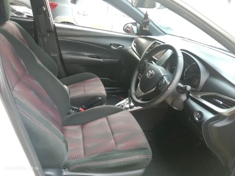 Foto Mobil Bekas Kabin Depan Toyota Yaris 1.5 TRD Sportivo tahun 2019