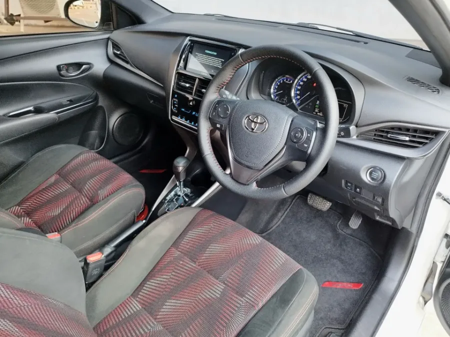 Foto Mobil Bekas Dashboard Toyota Yaris 1.5 TRD Sportivo tahun 2021