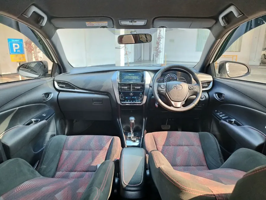 Foto Mobil Bekas Kabin Depan Toyota Yaris 1.5 TRD Sportivo tahun 2021