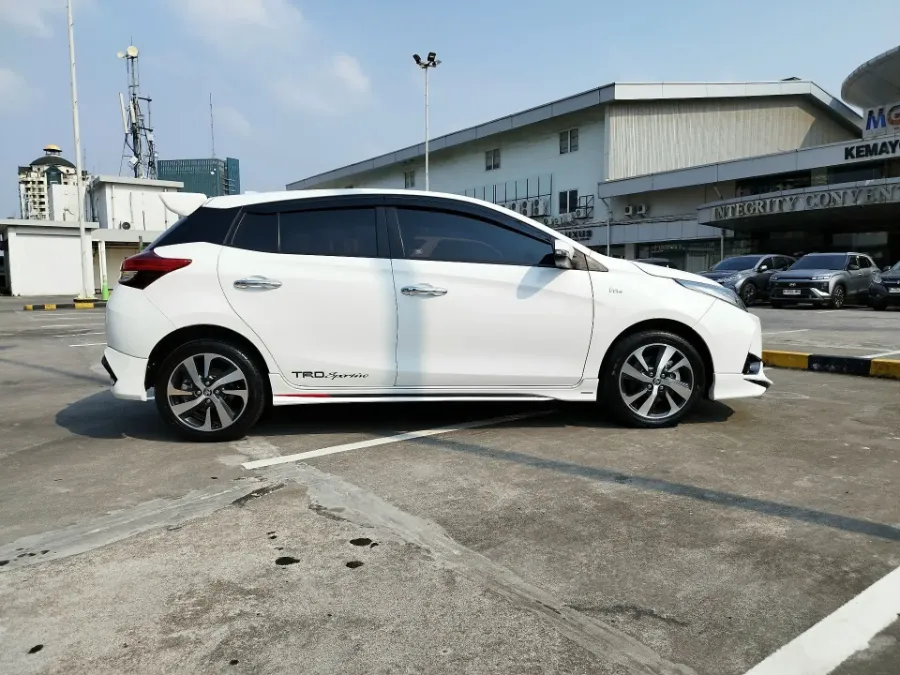 Foto Mobil Bekas Tampak Samping Toyota Yaris 1.5 TRD Sportivo tahun 2021
