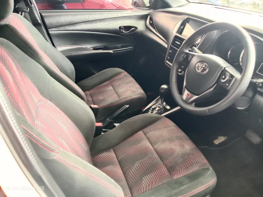Foto Mobil Bekas Kabin Depan Toyota Yaris 1.5 TRD Sportivo tahun 2022