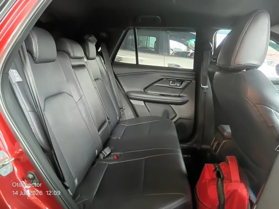 Foto Mobil Bekas Kabin Belakang Toyota Yaris Cross 1.5 S tahun 2023