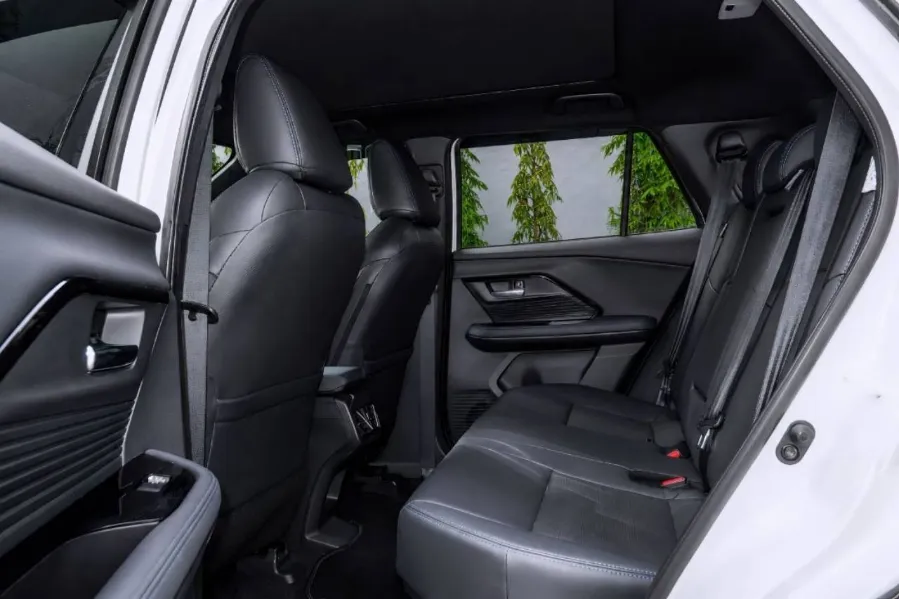 Foto Mobil Bekas Kabin Belakang Toyota Yaris Cross 1.5 S HV tahun 2023