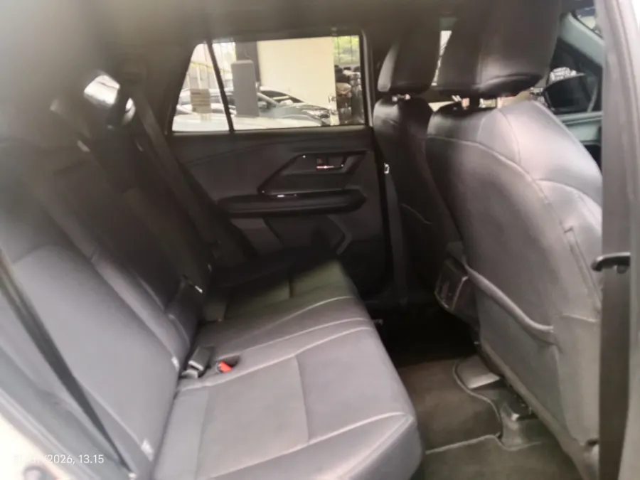 Foto Mobil Bekas Kabin Belakang Toyota Yaris Cross 1.5 S HV tahun 2023