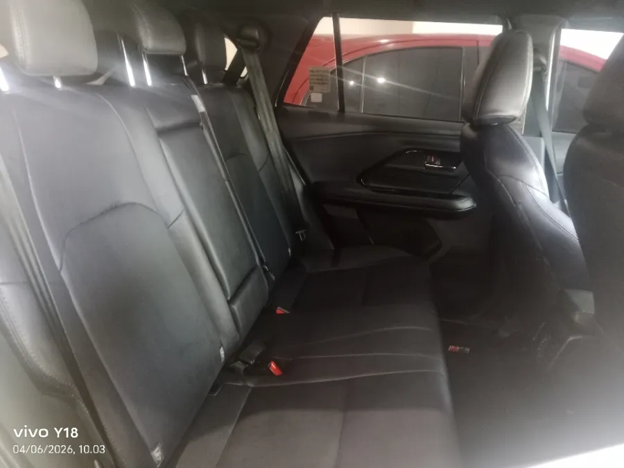 Foto Mobil Bekas Kabin Belakang Toyota Yaris Cross 1.5 S HV tahun 2023