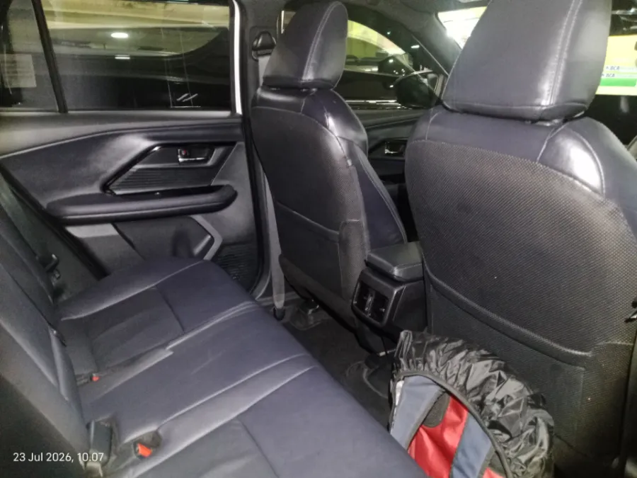Foto Mobil Bekas Kabin Belakang Toyota Yaris Cross 1.5 S HV tahun 2023