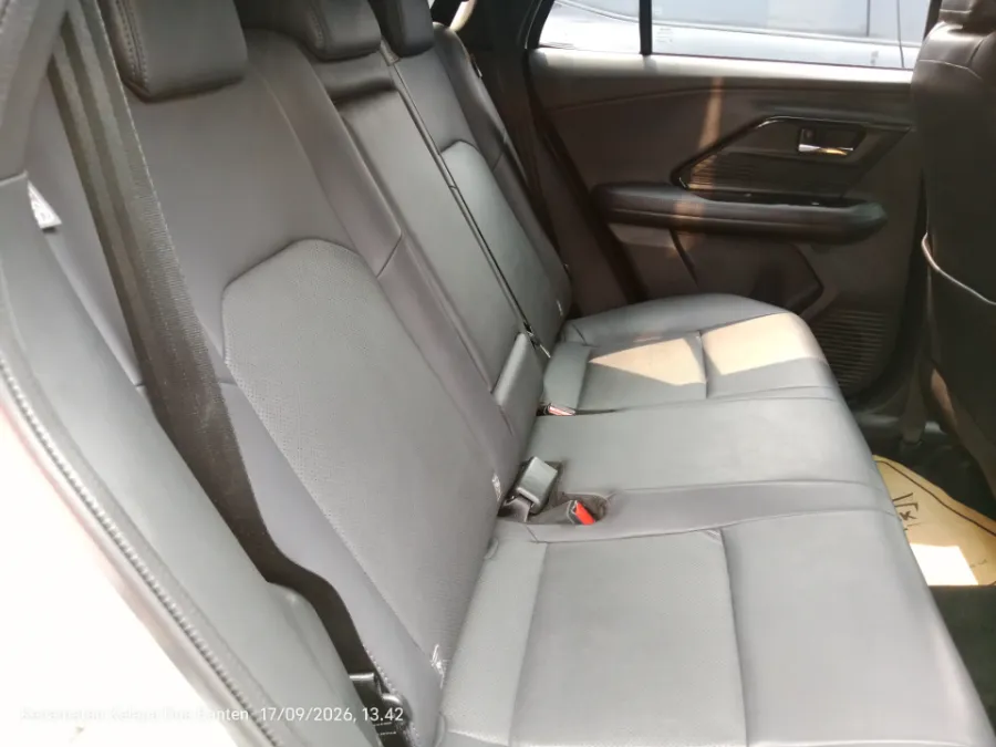 Foto Mobil Bekas Kabin Belakang Toyota Yaris Cross 1.5 S HV tahun 2023