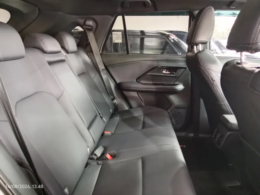 Foto Mobil Bekas Kabin Belakang Toyota Yaris Cross 1.5 S HV tahun 2023