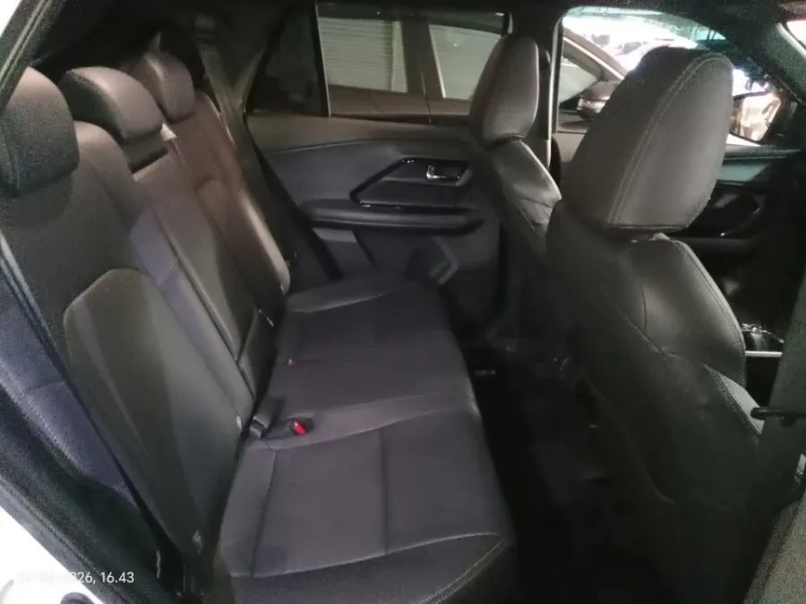 Foto Mobil Bekas Kabin Belakang Toyota Yaris Cross 1.5 S HV tahun 2023