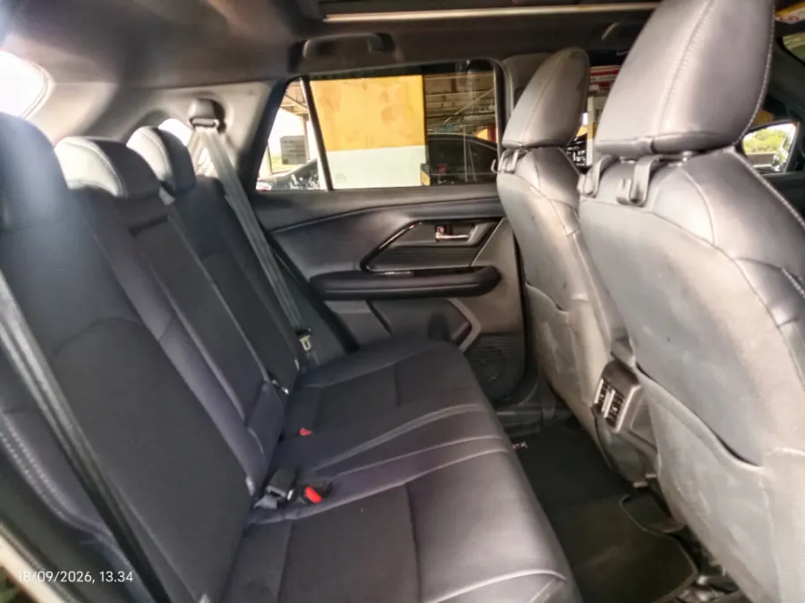 Foto Mobil Bekas Kabin Belakang Toyota Yaris Cross 1.5 S HV tahun 2023
