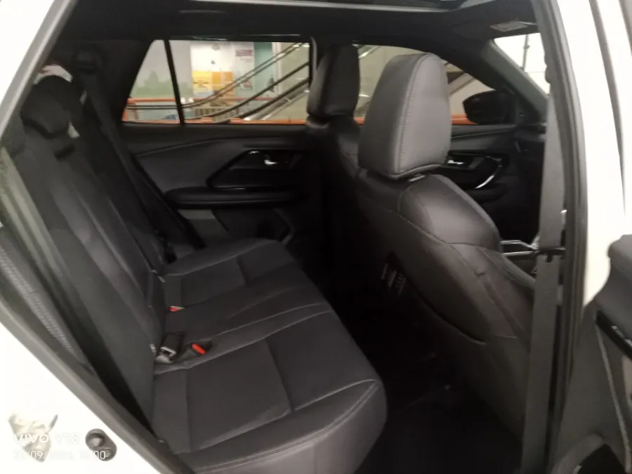 Foto Mobil Bekas Kabin Belakang Toyota Yaris Cross 1.5 S HV tahun 2023