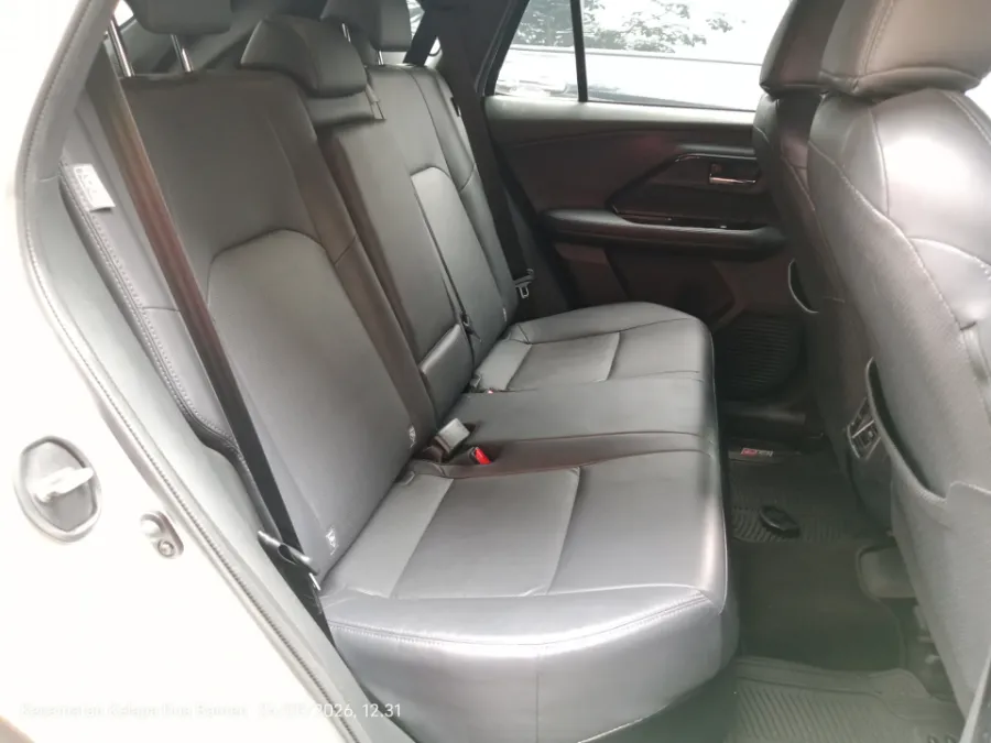 Foto Mobil Bekas Kabin Belakang Toyota Yaris Cross 1.5 S HV tahun 2023