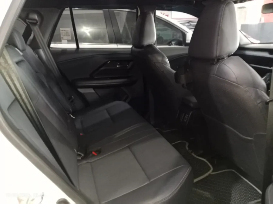 Foto Mobil Bekas Kabin Belakang Toyota Yaris Cross 1.5 S HV tahun 2023