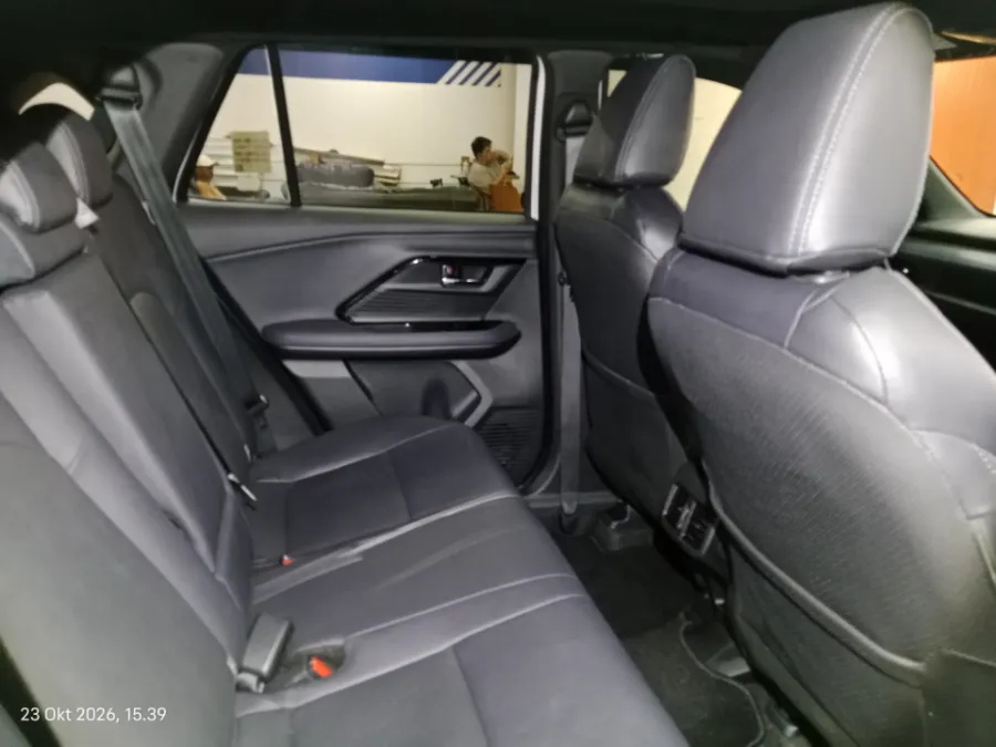 Foto Mobil Bekas Kabin Belakang Toyota Yaris Cross 1.5 S HV tahun 2023