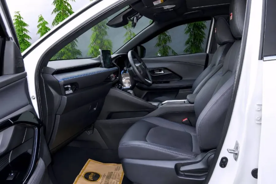 Foto Mobil Bekas Kabin Depan Toyota Yaris Cross 1.5 S HV tahun 2023