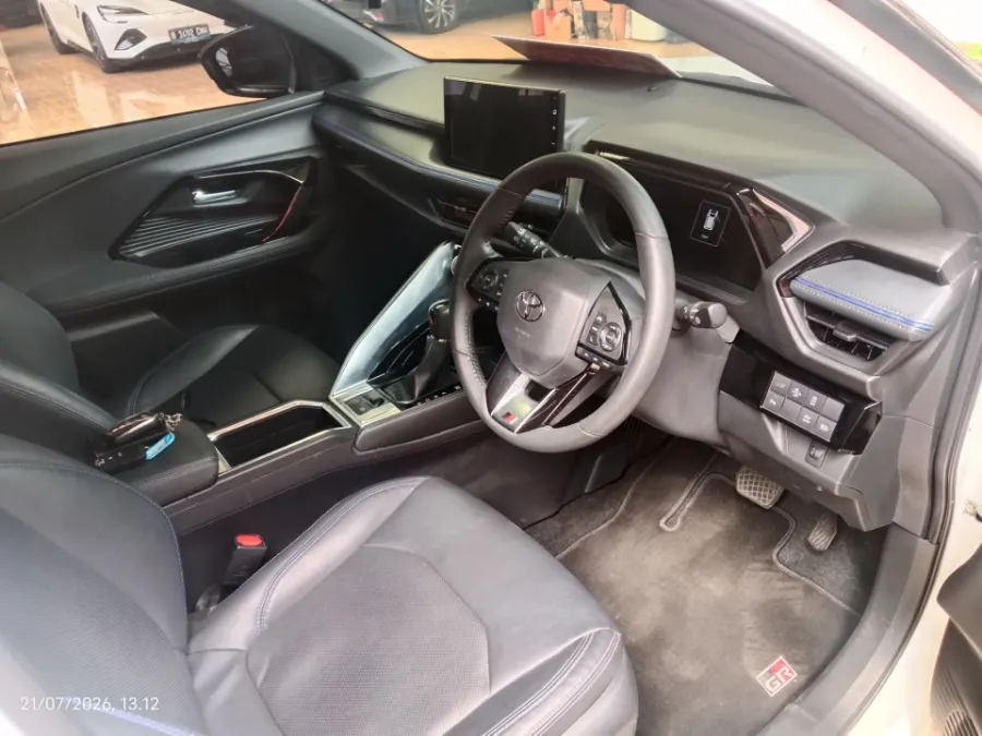 Foto Mobil Bekas Kabin Depan Toyota Yaris Cross 1.5 S HV tahun 2023